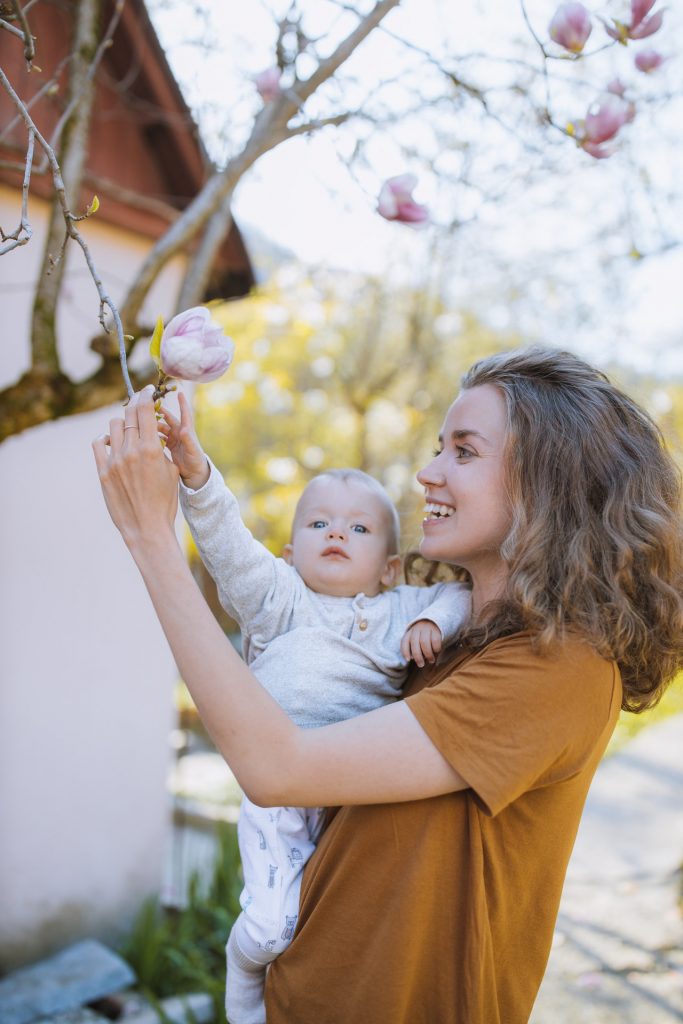 Mujer con niña